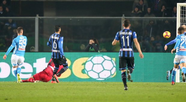 Atalanta-Napoli 1-2: Fabian Ruiz più Milik, Ancelotti resta in scia della Juve