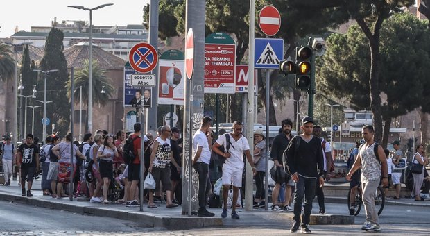 Roma, incubo bus: 500 mezzi in meno, attese raddoppiate
