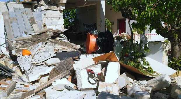 Fuga di gas, esplosione in una villetta: distrutta una veranda