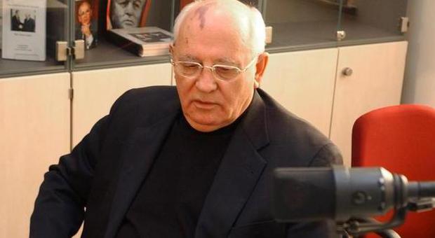 Gorbaciov: «Putin ha salvato la Russia ma non creda di essere Dio»