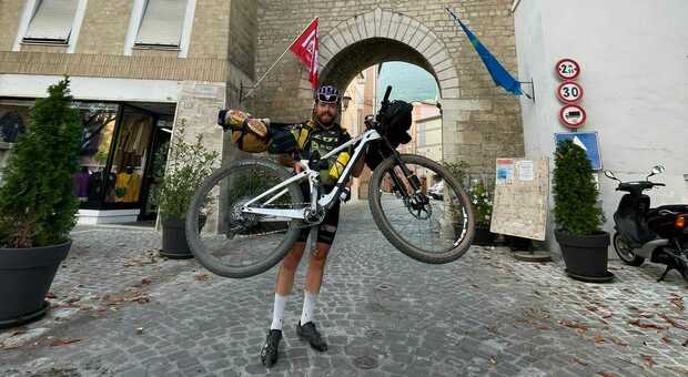 L'impresa di Federico, pasticciere in Trentino, finita la stagione torna a casa ad Esanatoglia in bicicletta