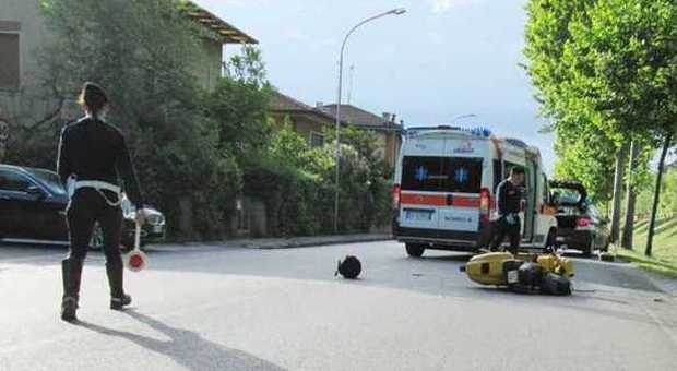 L'ambulanza e gli agenti di polizia municipale sul luogo dell'incidente in via Dei Mille
