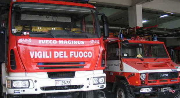 Perugia, paura a Corciano: furgone in fiamme vicino al campo sportivo