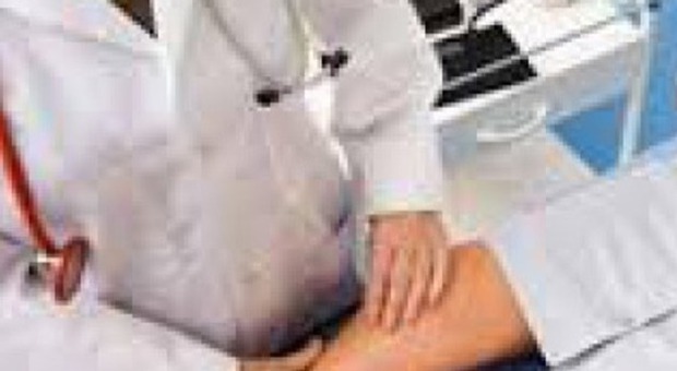 La dottoressa è troppo avvenente: il paziente la palpeggia durante la visita