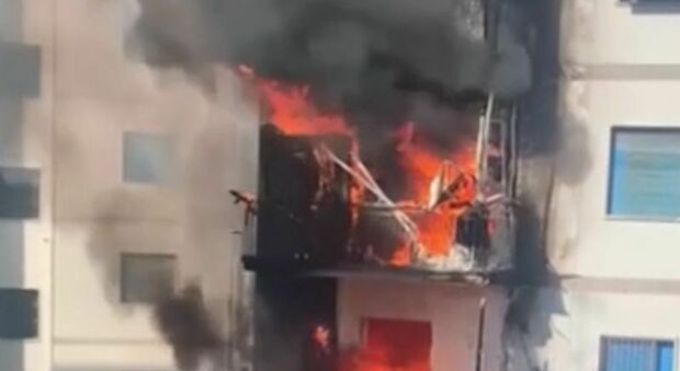 Napoli, spaventoso incendio distrugge un appartamento: uomo in ospedale per ustioni