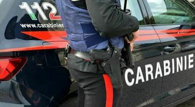 Molestava i passanti, reagisce ai controlli tentando di strappare la pistola al carabiniere: urbinate in trasferta a Rimini denunciato
