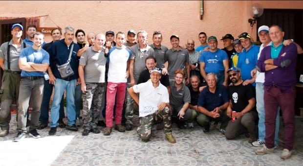 Il gruppo dei pescasportivi che ha partecipato al Memorial Italo Cavoli