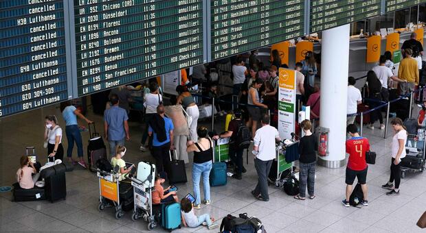 Lufthansa, oltre 1000 voli cancellati: aerei a terra e vacanze a rischio per migliaia di persone