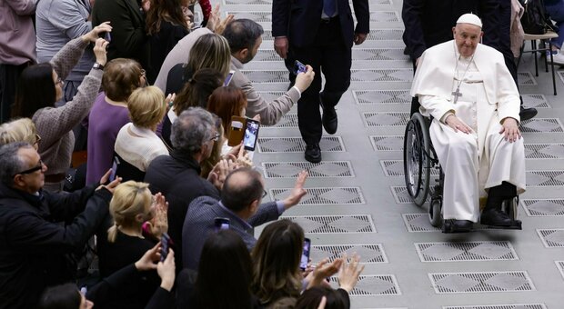 Papa Francesco: «Non mi sono ancora ripreso» Bergoglio in sedia a rotelle conferma i riti pasquali