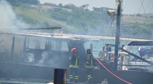Ancona, yacht a fuoco: a bordo l'avvocato Vittorio Micucci. Ferito un pompiere