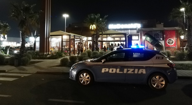Rapina da McDonald's, banditi armati tra i bambini a cena con le famiglie
