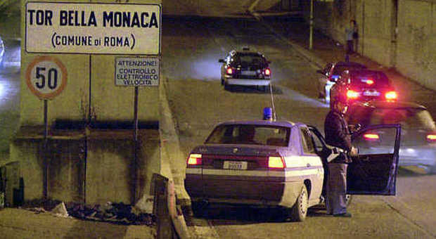 Tor Bella Monaca, la polizia fa fallire un agguato nelle piazze di spaccio, in manette due donne, recuperata una pistola, un panetto di cocaina e soldi