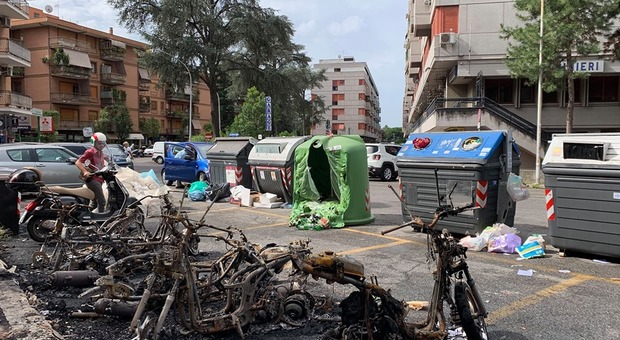 Decine di motorini dati alle fiamme davanti alla caserma dei carabinieri, la polemica sul web «Neanche qui niente telecamere?»