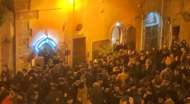 Coronavirus, piazza gremita sabato sera a Civitavecchia e la foto diventa subito virale