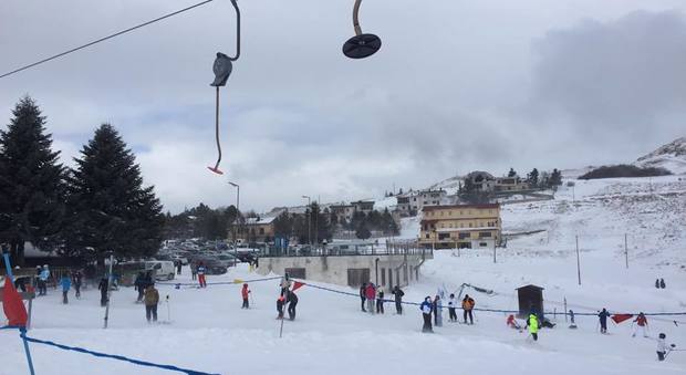 Investita mentre scia, ragazza all'ospedale: travolta dal fidanzato in snowboard