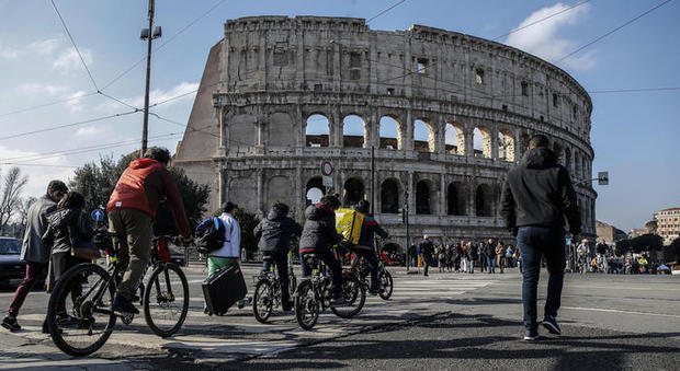 Il Colosseo preso d'assalto dai ciclisti