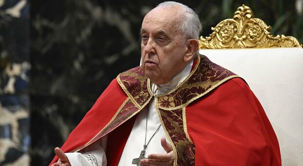 Papa Francesco: «Non sto bene di salute, preferisco non leggere il discorso». Voce affaticata all'udienza