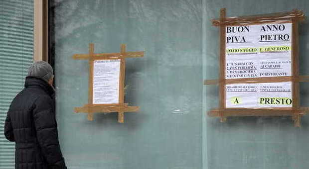 I cartelli appesi alle vetrine dello studio Piva (Photojournalists)
