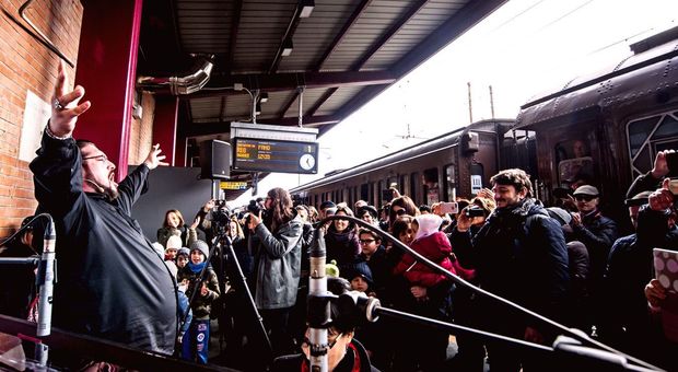 Il flash mob del cantante Nicola Alaimo alla Stazione di Pesaro, con il treno a vapore Ravenna-Fano