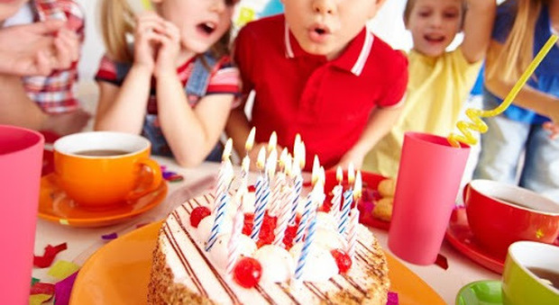 Covid, sport, torte di compleanno e parchi giochi: cosa è meglio evitare per i bambini