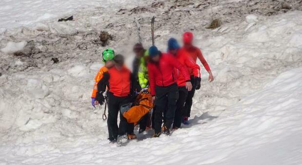 Giovane scialpinista cade da un salto di roccia mentre risale il Cimon di Palantina: è grave