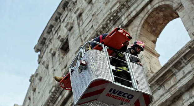 Roma, tour operator salgono su Colosseo per protesta contro Comune