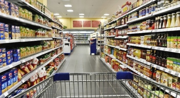 Tuscania, accusata di furto degli scarti di cibo del supermercato: commessa assolta