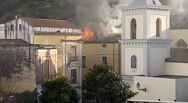 Abitazione in fiamme a Sant'Egidio del Monte Albino