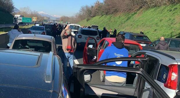 Zona rossa, la protesta dei ristoratori della Campania: traffico in tilt sull'A1