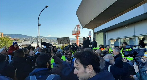 I portuali di Trieste: «Non siamo in vendita, no a tamponi gratis. Protesteremo finché non toglieranno il Green pass»