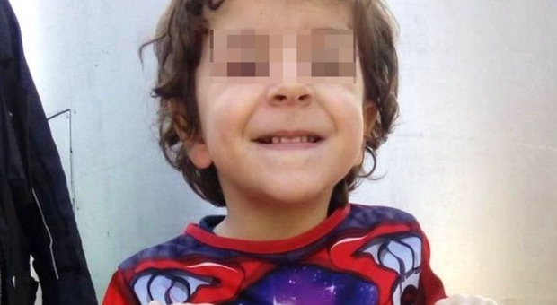 Gianlorenzo, due anni, morto cadendo dal carro di Carnevale a Bologna: a processo anche gli organizzatori della sfilata