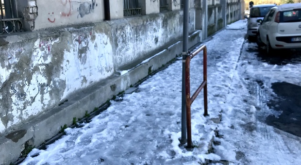 Fermo stretta nella morsa di ghiaccio: i marciapiedi a rischio per gli anziani