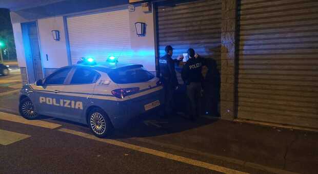 Bar chiuso per 45 giorni dopo l'aggressione finita con l'uso del taser: slot machine accese fuori orario e pregiudicati tra i clienti