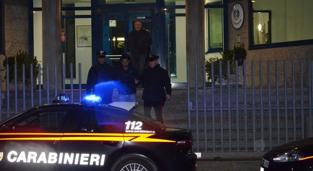 Pesaro, aggredì e rapinò un anziano: rumeno trovato e arrestato grazie al modo di camminare