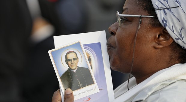 Il Papa proclama santi Paolo VI e Romero. «La ricchezza è pericolosa per la Chiesa»