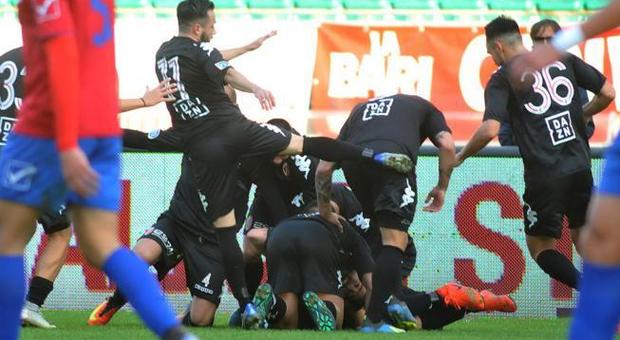 Il Bari fa felice De Laurentiis: 1-0 in Sicilia e promozione in C