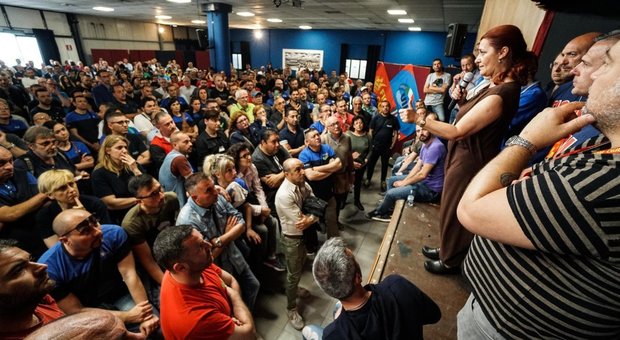 Whirlpool, assemblea a Napoli: «Forza Di Maio! Non abbiamo vinto ma siamo in campo»