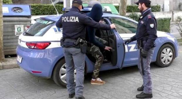 Arresto a Verona: uomo bloccato a terra per oltre minuto con ginocchio sul collo. La polizia: «Nessun abuso»
