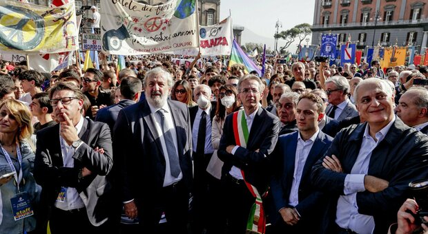 Congresso Pd, Emiliano lancia De Luca: intesa tra i governatori alla marcia della pace