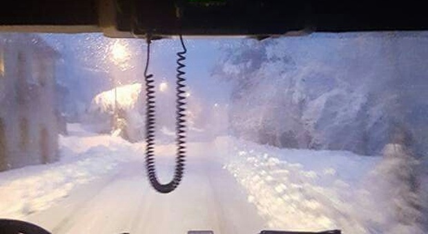 Bimba ammalata bloccata nella neve ore per raggiungere l'ospedale