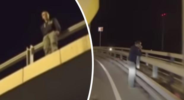 Motociclista fa inversione in autostrada: contromano per salvare un uomo dal suicidio Video