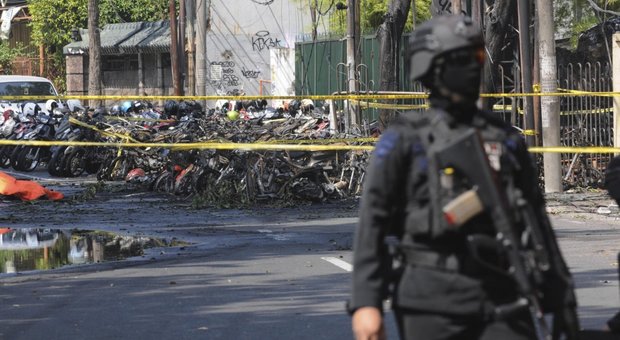 Indonesia, attentati Isis con esplosivo nelle chiese: 10 morti e 41 feriti, kamikaze donna si fa saltare con i due figli in braccio