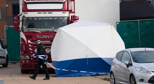 Migranti cinesi le vittime del Tir frigorifero fermo in Inghilterra: 31 uomini e 8 donne, tra cui una ragazza