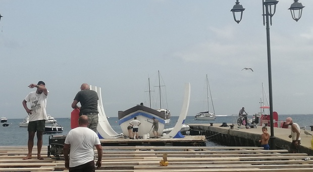 Artigiani al lavoro per allestire le barche allegoriche
