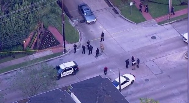 Houston, sparatoria al mall: 9 feriti, ucciso il killer. "Sparava alle auto di passaggio"