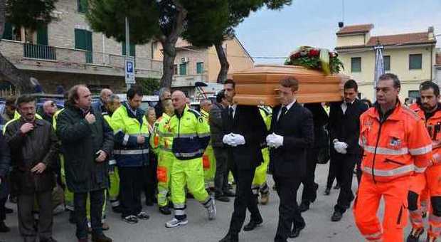Sirene e picchetti d'onore per l'addio a Vincenzo Berdini