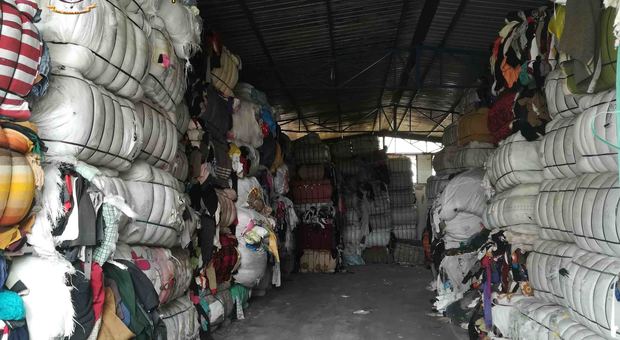 Indumenti usati, il deposito illecito di rifiuti: scoperti 12 lavoratori in nero nel Napoletano