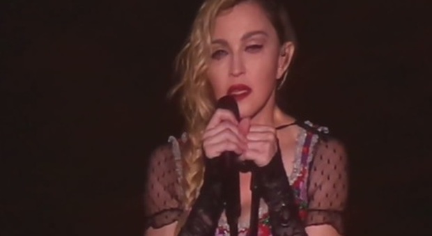 Madonna travolta dalle polemiche dopo l'ultimo videoclip, i sopravvissuti alle sparatorie: «È insensibile»