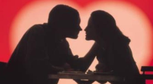 San Valentino in crisi: le coppie non festeggiano, meglio stare a casa