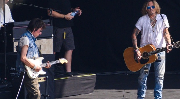 Johnny Depp con Jeff Beck sul palco dell'Arena Santa Giuliana per il soundcheck del concerto